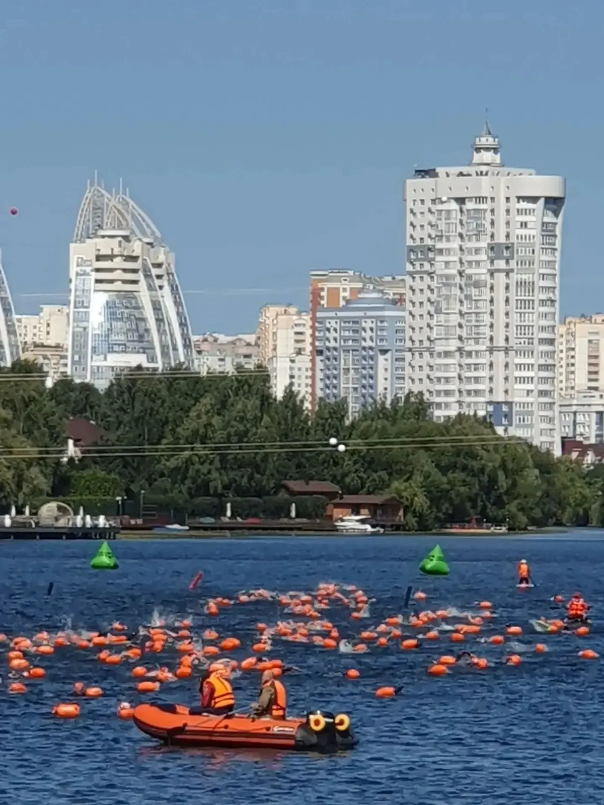 Вишенка на летнем плавательном торте