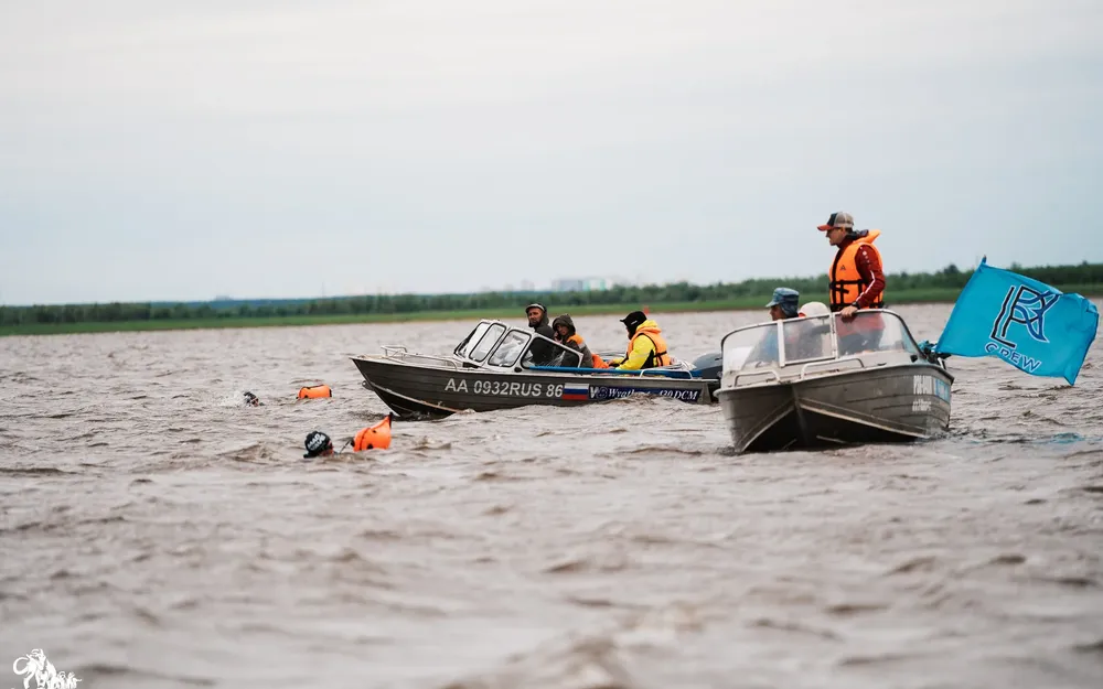 Сопровождение на воде с командным флагом
